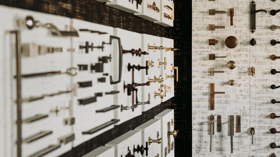 La quincaillerie des portes et des meubles toujours plus épurée