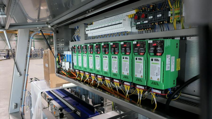 Frequentieregelaar zet elektrische energie naar zijn hand