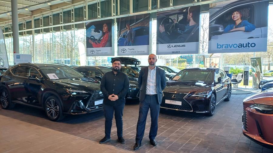 Le centre de voitures d'occasion Bravoauto vend au client de la satisfaction