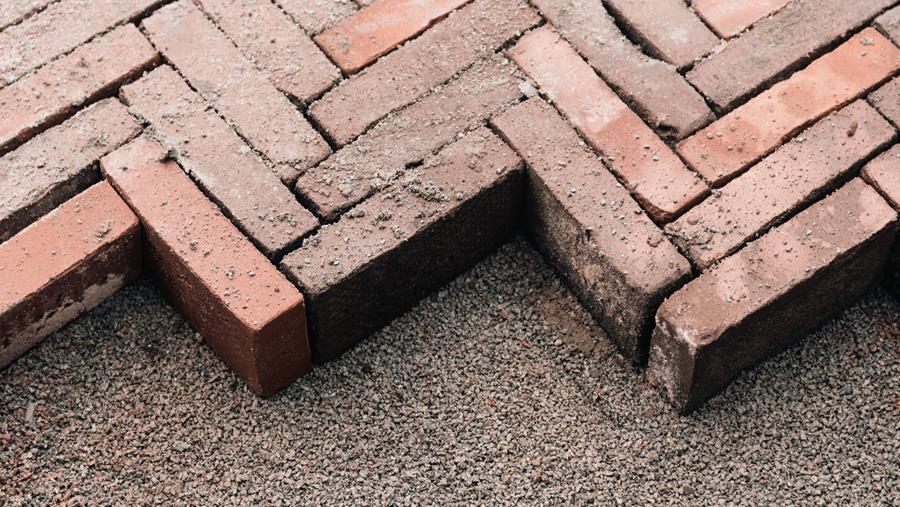 Noodkreet om waterdoorlatende bestrating zwelt aan