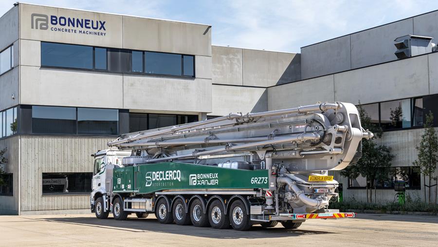 Impressionnante pompe à béton Bonneux Xanjer de 73 mètres de long
