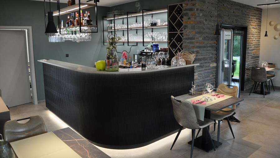 Gebogen bar in Hi-Macs met verfijnde afwerking