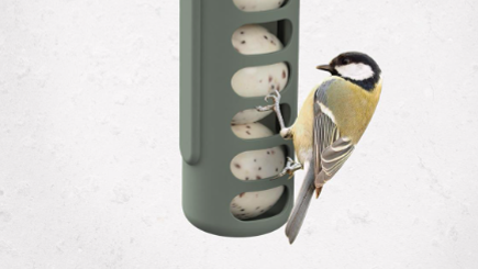 Des cartons à boissons Tetra Pak recyclés au silo pour mangeoires d'oiseaux